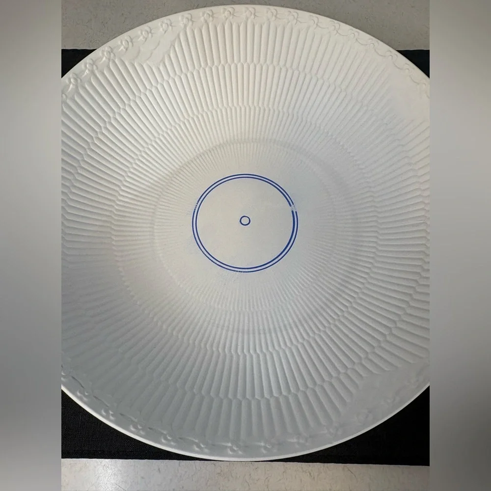 Elegant White Porcelain Bowl - Picture 2 of 6